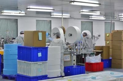 湖北仙桃:抓緊口罩生產(chǎn) 助力國際防疫